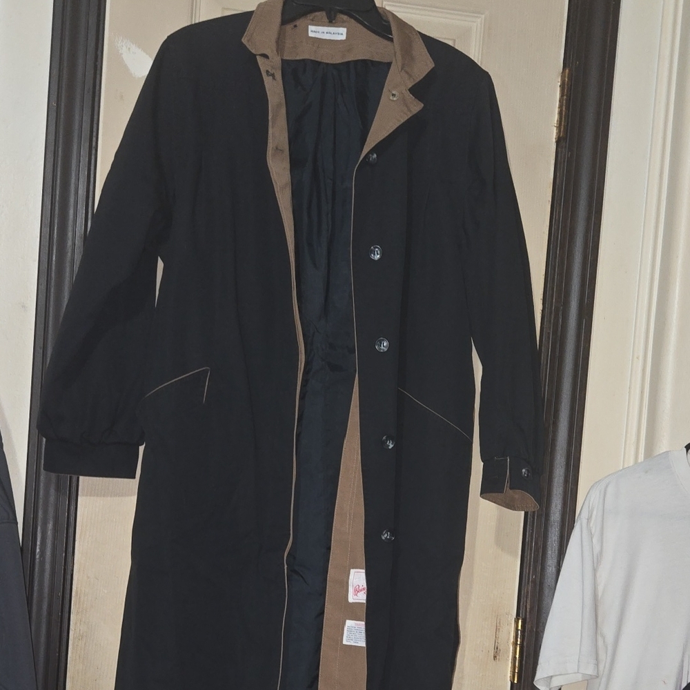 Vintage Women’s Rain Shedder Trench Coat. Black and Tan Trench Coat